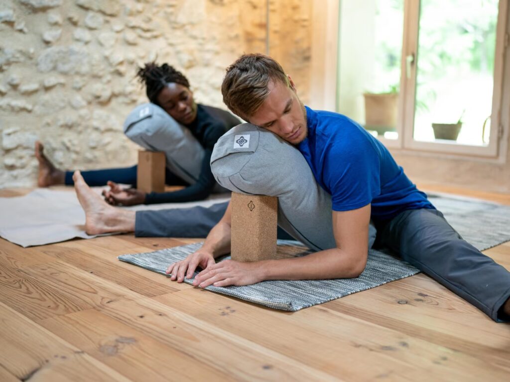 Posture de yin yoga au sol avec accessoires